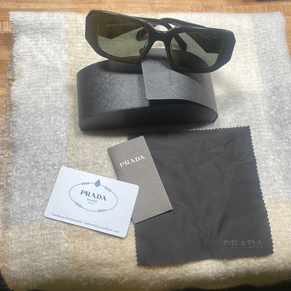 Prada classic black pre-owned full inclusion !!!! Still in stores - Picture 6 of 9